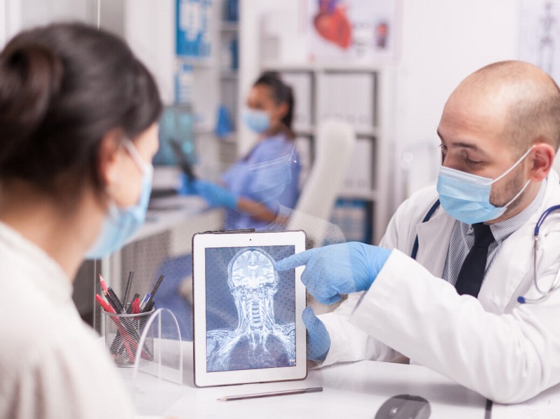 Phình mạch não khác với đột quỵ, nhưng nó có thể dẫn đến đột quỵ. Điều quan trọng là phải biết các dấu hiệu của cả hai.