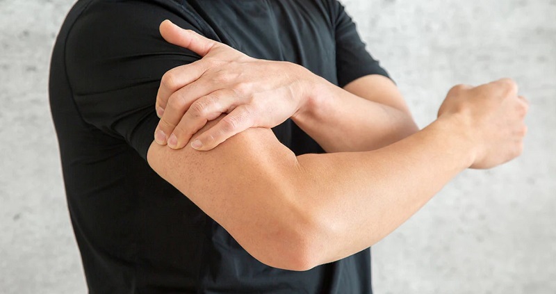 Sau đột quỵ, bạn có thể bị sưng cánh tay nếu bị yếu liệt.