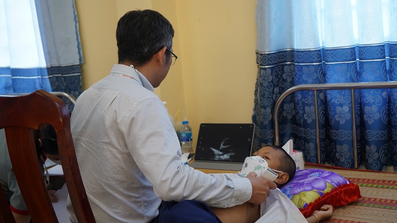 Bác sĩ Bệnh viện Đa khoa Quốc tế S.I.S Cần Thơ khám sàng lọc bệnh tim cho trẻ em ở Long An.