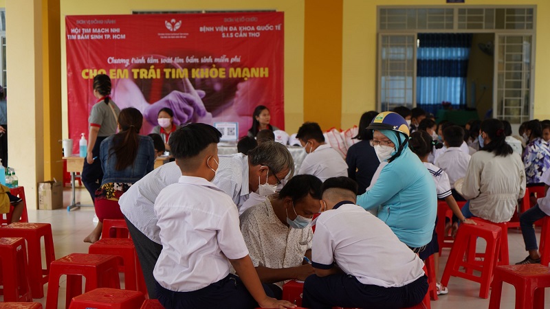 Rất đông các bậc phụ huynh đưa trẻ đến địa điểm tầm soát tim bẩm sinh.