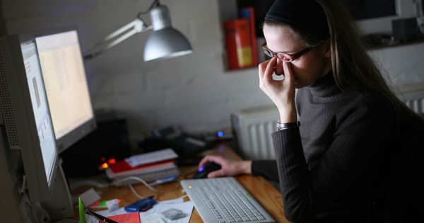 Bị lên máu vì thức khuya, liệu có nguy hiểm?