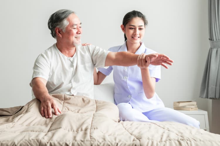 Quá trình hồi phục đột quỵ có thể mất nhiều thời gian, vì vậy người bệnh nên kiên trì và cố gắng.