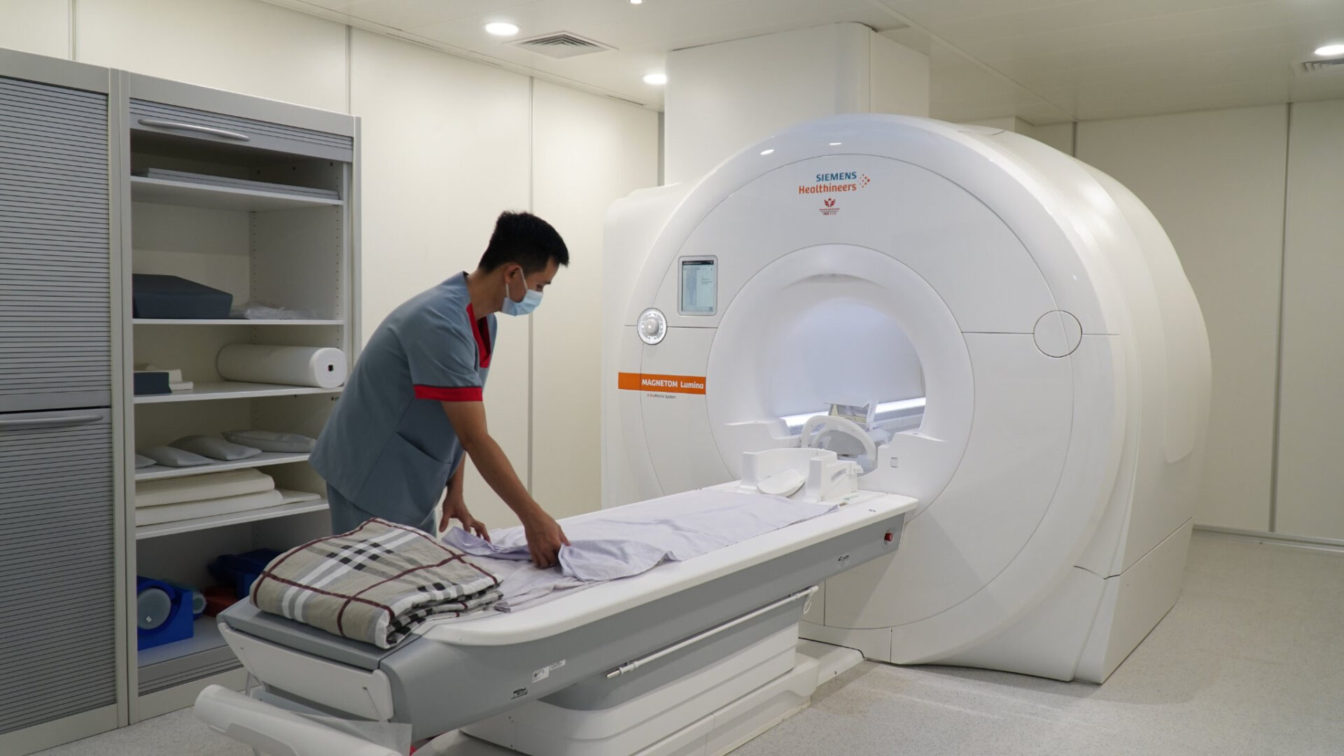 Máy MRI 3 Tesla (MRI 3T) hoạt động với cường độ gấp đôi bình thường, cung cấp tỷ lệ tín hiệu trên nhiễu lớn hơn, đây là yếu tố quyết định chính trong việc tạo ra hình ảnh chất lượng cao nhất.