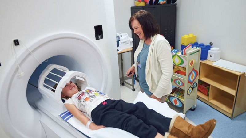 Nên cho trẻ nhịn ăn trước 6 tiếng để có được kết quả chụp tốt nhất, sau đó lại ăn uống và sinh hoạt bình thường