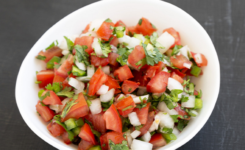 Pico De Gallo tươi tự làm chỉ với một số nguyên liệu đơn giản để tăng hương vị hoàn hảo cho bất kỳ bữa ăn lành mạnh