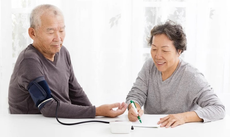 Bạn nên ghi kết quả đo huyết áp vào sổ theo dõi hàng ngày