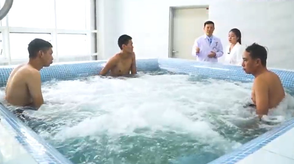 Công dụng và chi phí điều trị bằng bể sục trị liệu?