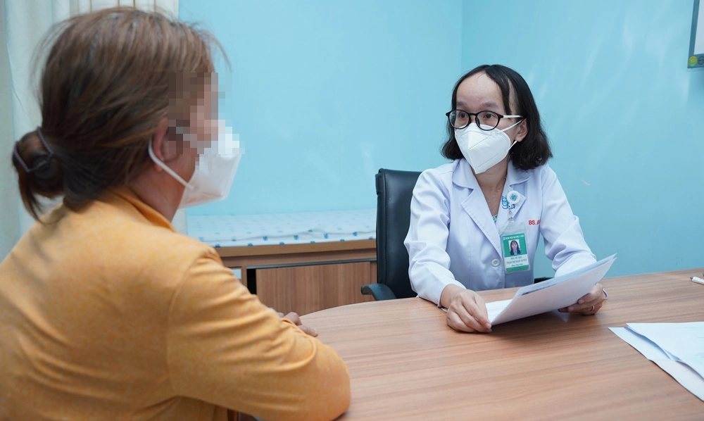 Bác sĩ tư vấn, động viên tinh thần cho người bệnh