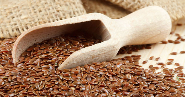 Hạt lanh chứa chất xơ hòa tan, lignans và axit béo omega 3, có thể làm giảm lượng cholesterol xấu trong cơ thể.