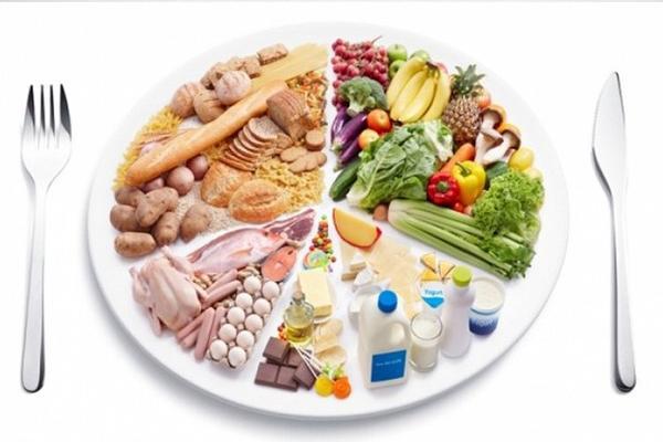 Nên đảm bảo cân bằng thực phẩm để không tiêu thụ quá nhiều chất béo và đường