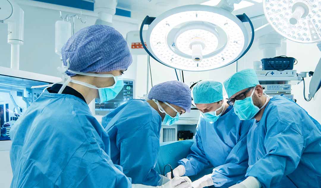 Hầu hết các ca phẫu thuật bắc cầu mạch vành được thực hiện thông qua một vết rạch dài ở ngực trong khi máy tim phổi giữ cho máu và oxy lưu thông trong cơ thể.