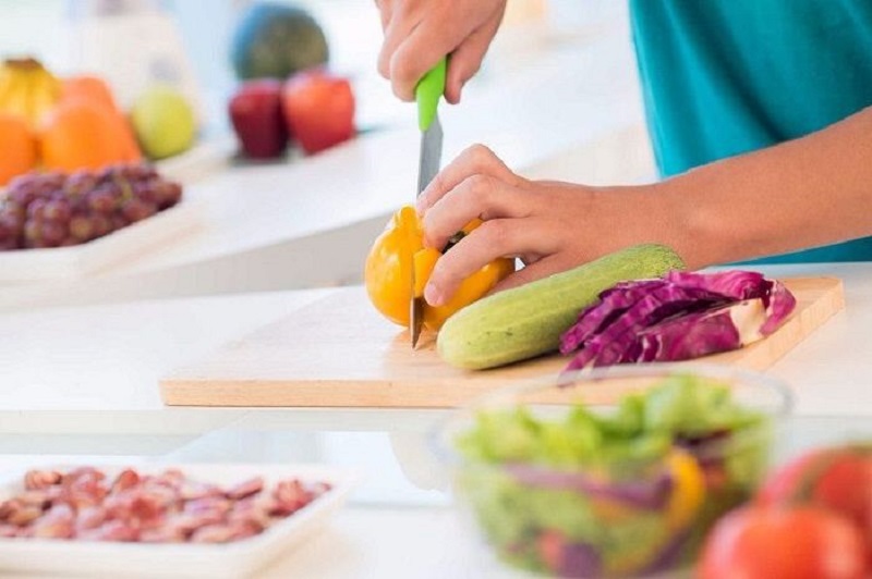 Thực hiện một chế độ ăn uống lành mạnh cho tim để giảm mức cholesterol có thể giúp bạn phòng ngừa SCAD.