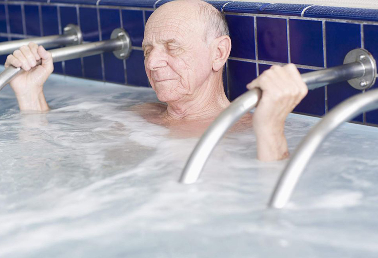 Người bệnh đột quỵ, yếu liệt chân tay có nên dùng thủy trị liệu?