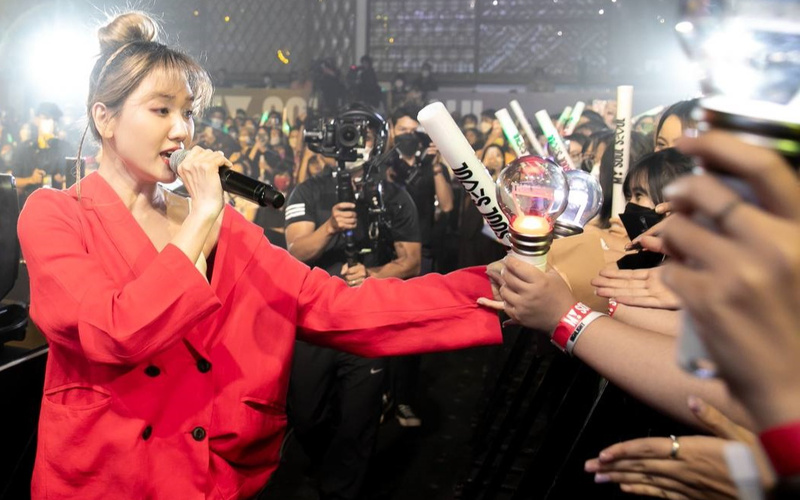 Hari Won bị liệt cơ mặt nhưng vẫn biểu diễn hết mình