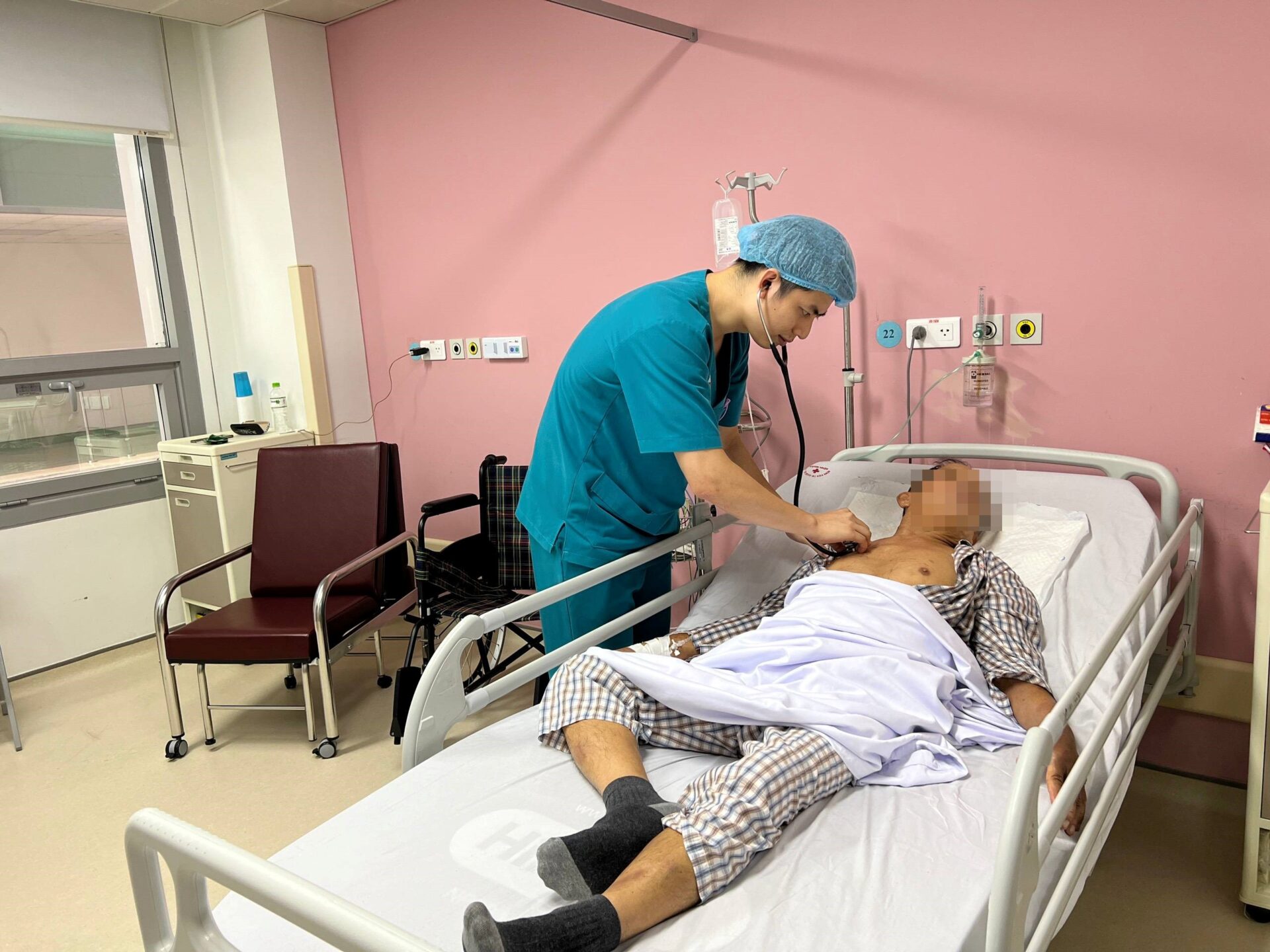 Cụ ông 80 tuổi ngừng tim, ngưng thở may mắn được cứu sống