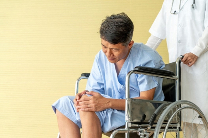 Tình trạng co cứng tăng lên sẽ khiến bệnh nhân khó khăn trong vận động, di chuyển.