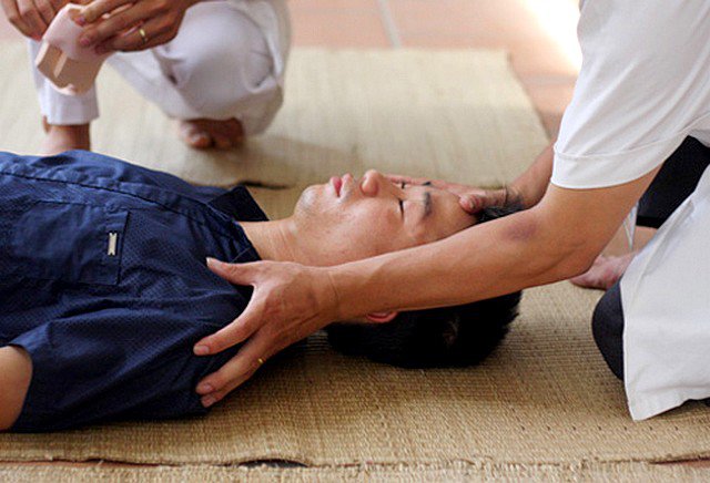 Không cho bệnh nhân đột quỵ ăn hoặc uống bất cứ thứ gì, vì sẽ dẫn đến nguy hiểm hơn.