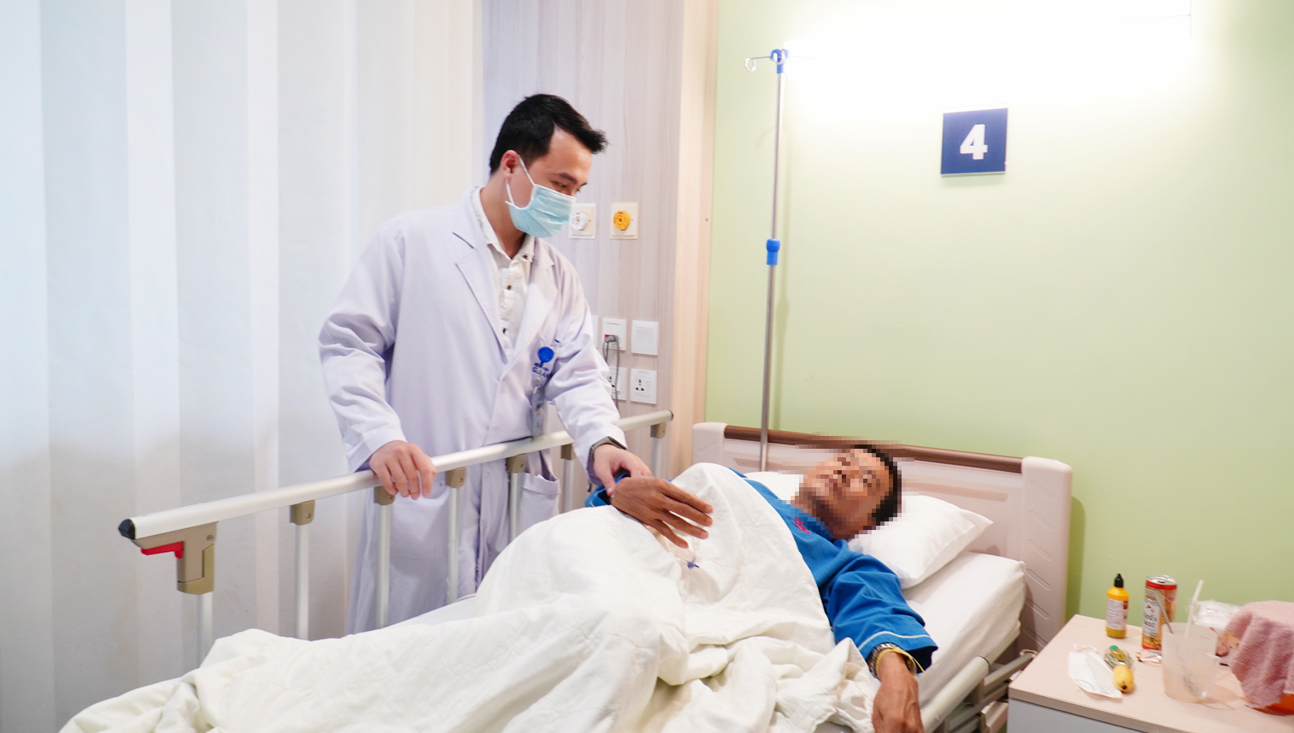 BS. Nguyễn Trường Vĩ thăm khám cho bệnh nhân. 