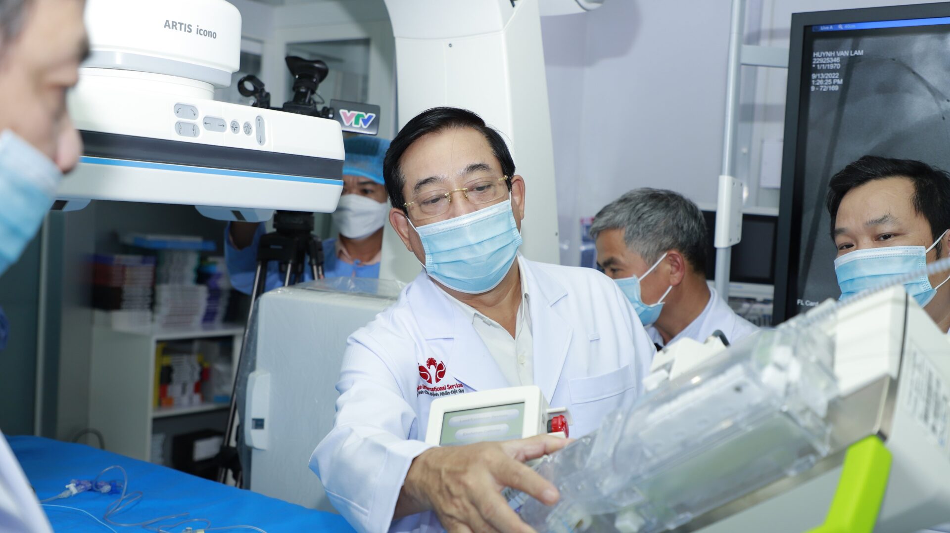 PGS Lương Ngọc Khuê tham quan máy robot tại phòng can thiệp DSA của bệnh viện