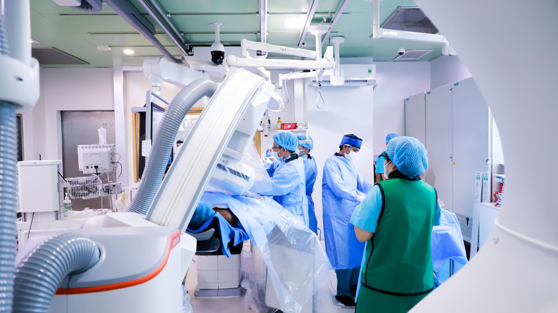 Corindus cho phép các bác sĩ kiểm soát chính xác ống thông, dây dẫn, bóng và stent với sự trợ giúp của hình ảnh tích hợp cho các thủ thuật xâm lấn tối thiểu.