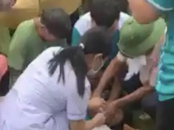 Người đàn ông đột quỵ sau cuộc thi kéo co