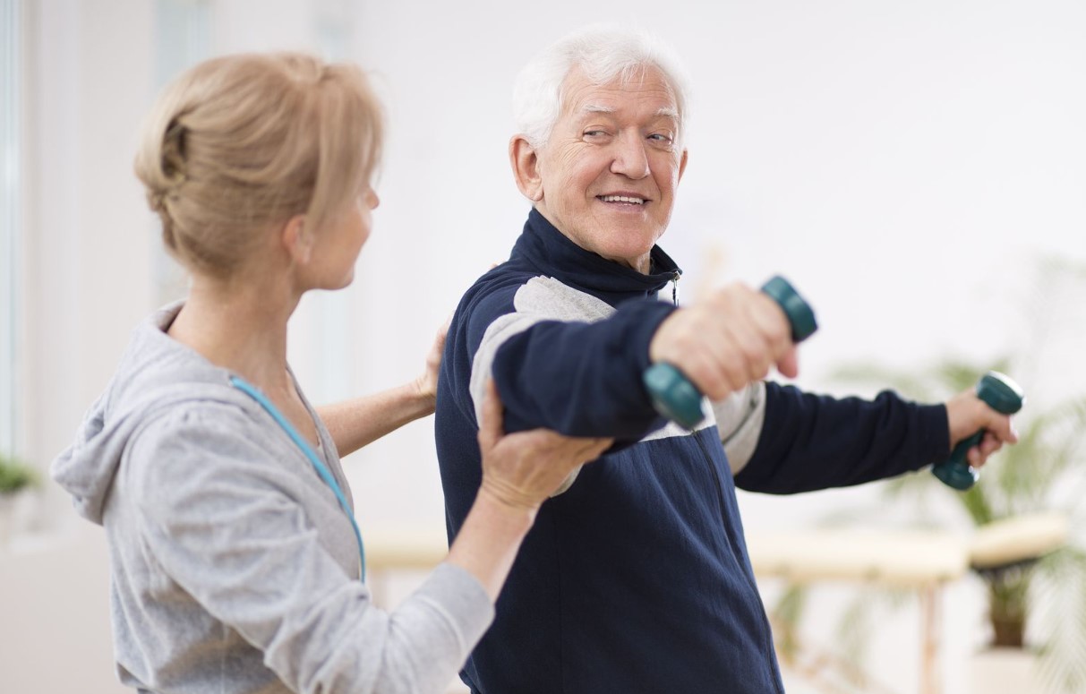 Bên cạnh tiêm Botox bạn vẫn cần tập vật lý trị liệu để hỗ trợ phục hồi sau đột quỵ tốt hơn