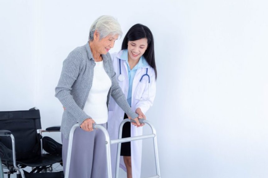 Nếu bạn khó giữ thăng bằng sau đột quỵ nên tìm sự hỗ trợ từ bác sĩ hoặc nhà vật lý trị liệu