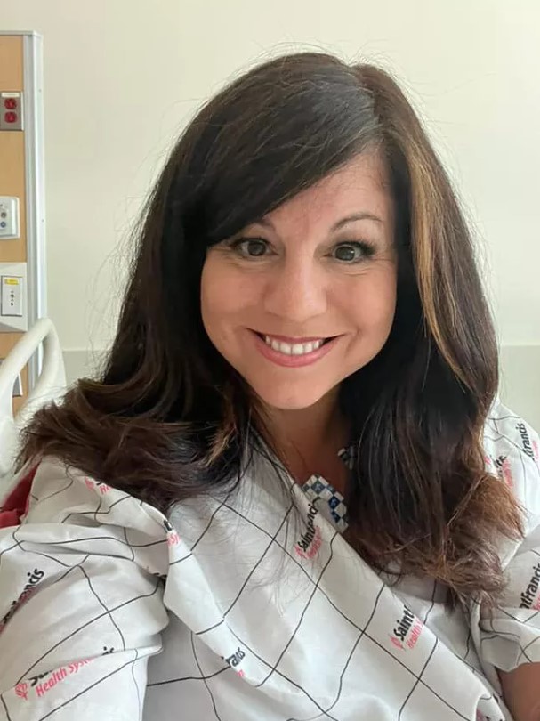 Nữ MC tươi tắn sau điều trị đột quỵ thành công. Facebook / Julie Chin