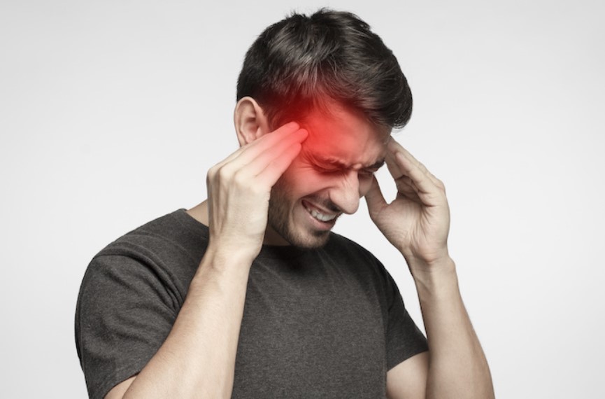 Nếu bạn bị đau đầu dữ dội và đột ngột, tình trạng không thuyên giảm cần nghĩ ngay đến đột quỵ.