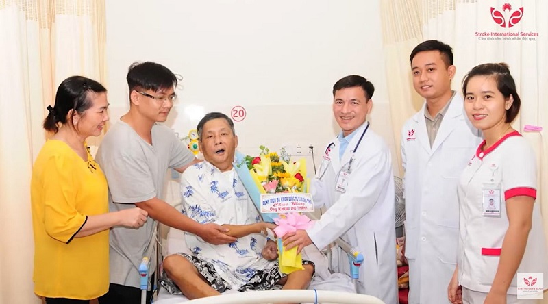 BS.CK1 Phương Hồng Thọ hiện là Trưởng khoa Thần kinh – Đột quỵ của Bệnh viện Đa khoa Quốc tế SIS Cần Thơ tặng hoa chúc mừng bệnh nhân.