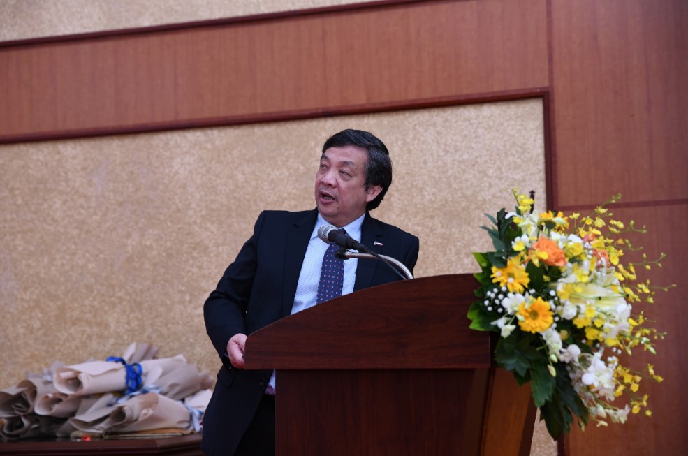 PGS.TS.BS Hồ Thượng Dũng - Chủ tịch Hội Tim mạch Can thiệp Việt Nam góp mặt tại hội nghị với nhiều chủ đề thú vị, từ Ứng dụng robot trong can thiệp mạch vành qua da đến Xử lý kháng đông trên bệnh nhân rung nhĩ cần can thiệp phẫu thuật - thủ thuật. Đặc biệt, chuyên gia cũng là người trực tiếp thực hiện những ca can thiệp mạch vành đầu tiên bằng robot can thiệp mạch Corindus tại S.I.S Cần Thơ