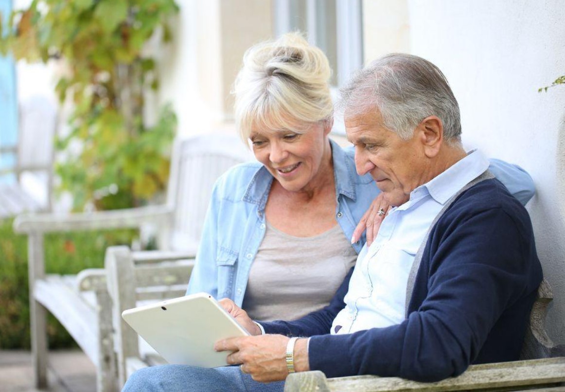 Rối loạn ngôn ngữ do tổn thương não làm giọng nói bệnh nhân bị méo tiếng hoặc nói lắp, nói bập bẹ.