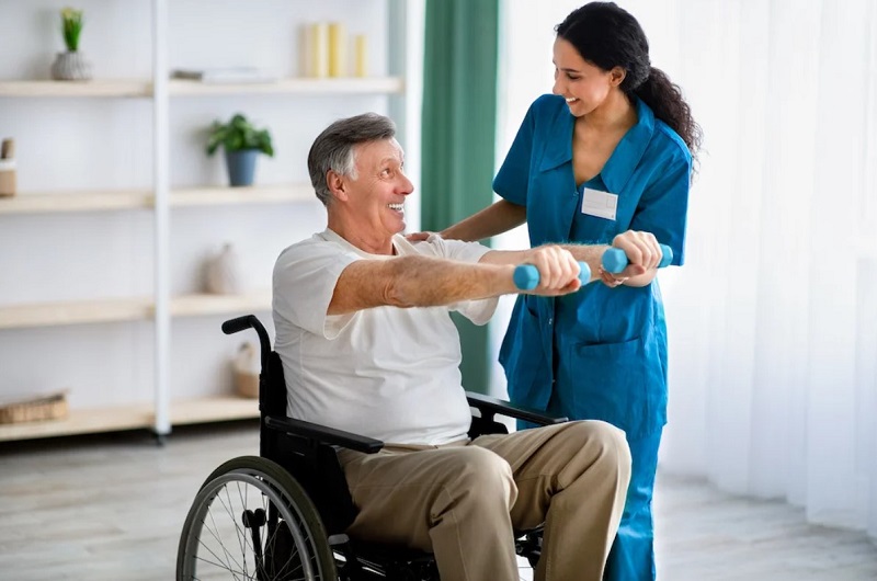 Kiên trì tập vật lý trị liệu thường xuyên giúp kích thích tính dẻo dai của não để nhanh chóng phục hồi