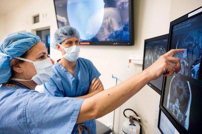 Cần loại bỏ máu và khối u cùng một lúc. 