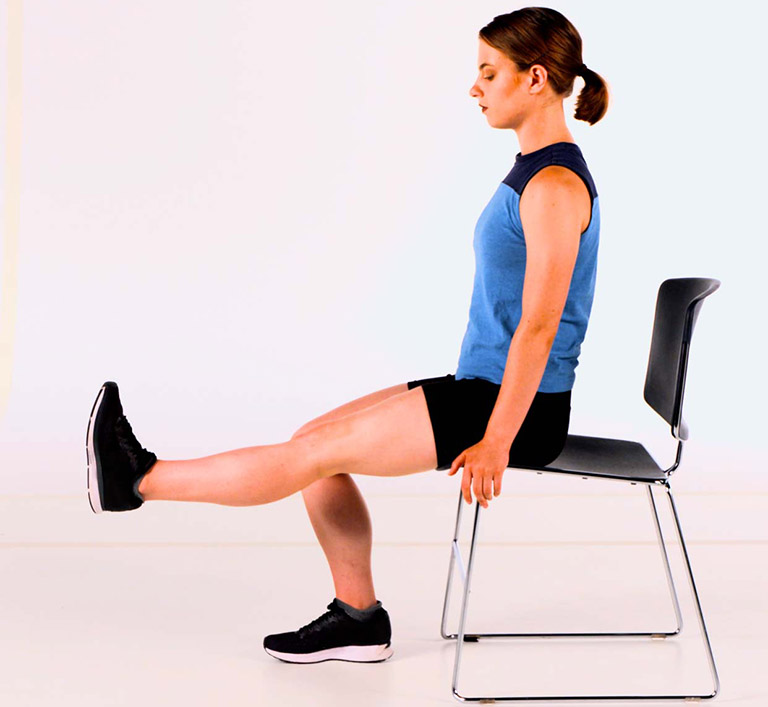 Bài tập vận động tại nhà giúp chân linh hoạt và nhanh chóng phục hồi hơn.