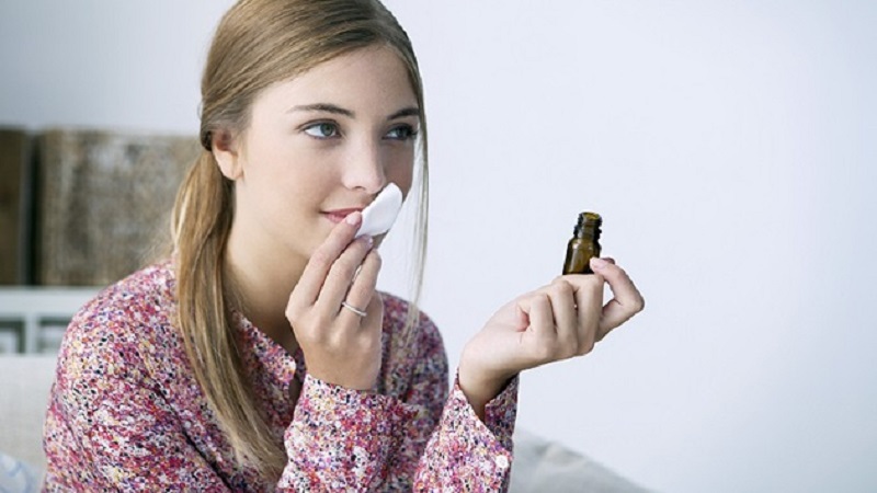 Bạn có thể sử dụng tinh dầu theo nhiều cách khác nhau, nhưng hãy thử xem có dị ứng không trước khi dùng.