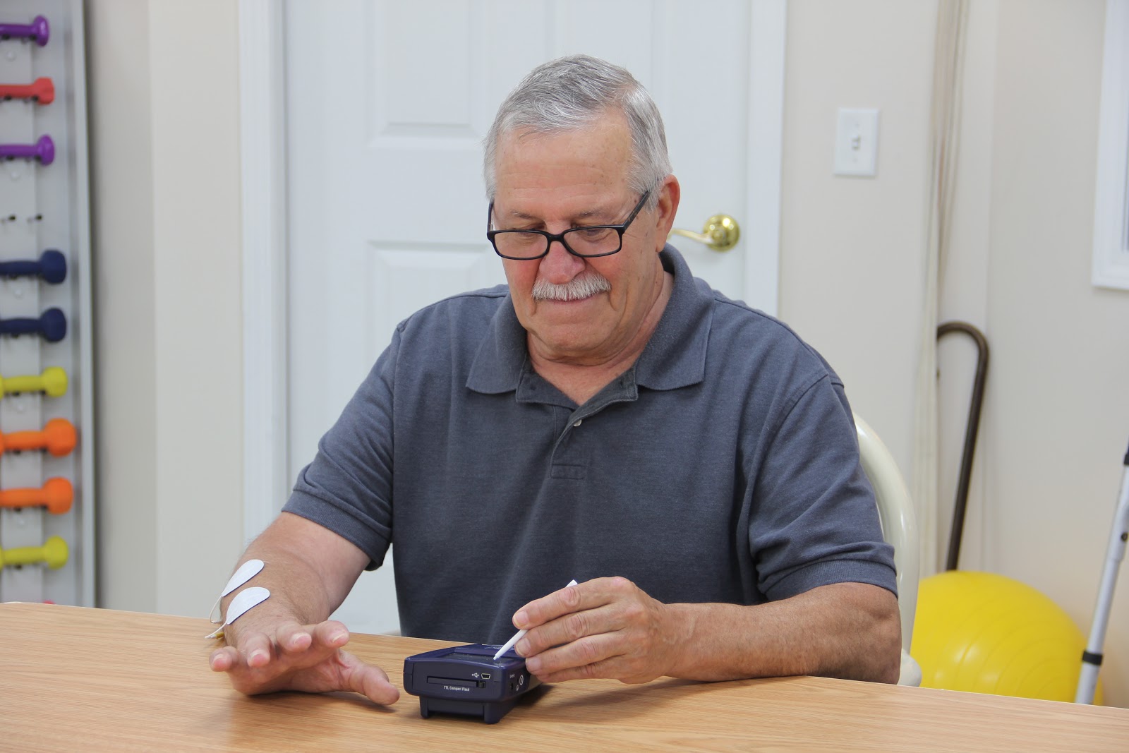 Kích thích điện có thể gây ra một số nguy cơ tiềm ẩn, vì vậy nên trao đổi kỹ với bác sĩ trước khi tự thực hiện.