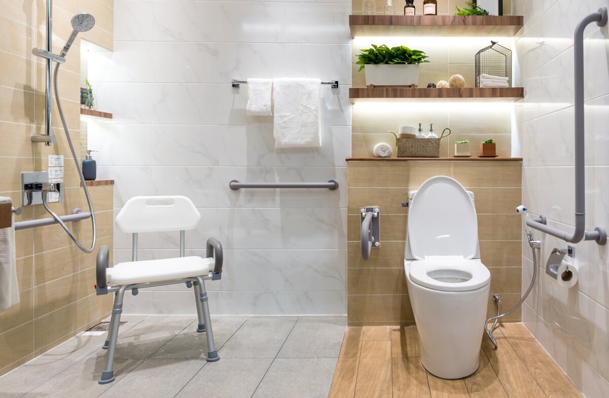 Bạn nên thiết kế lại nhà cửa có thanh vịn để hạn chế té ngã sau đột quỵ