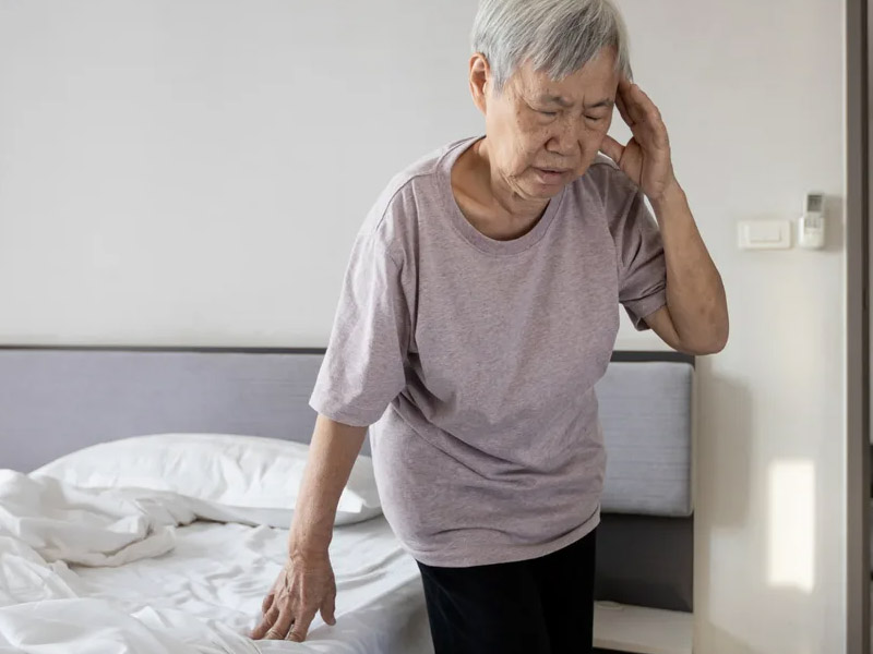 Dấu hiệu chính của hạ huyết áp tư thế đứng là chóng mặt hoặc choáng váng khi bạn đứng.