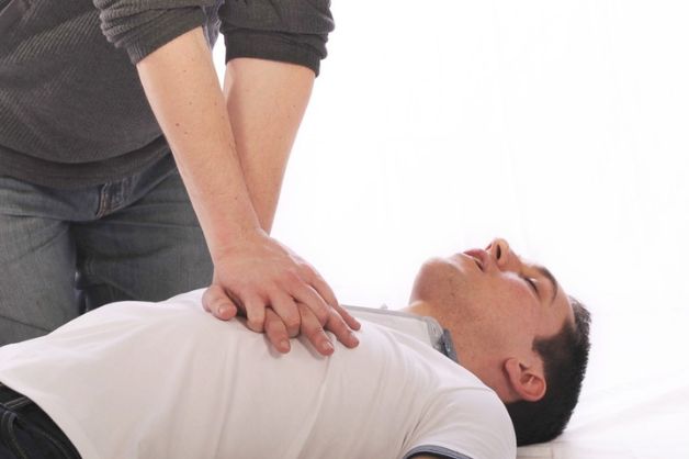 Cấp cứu đột quỵ, người nhà cần lưu ý gì?