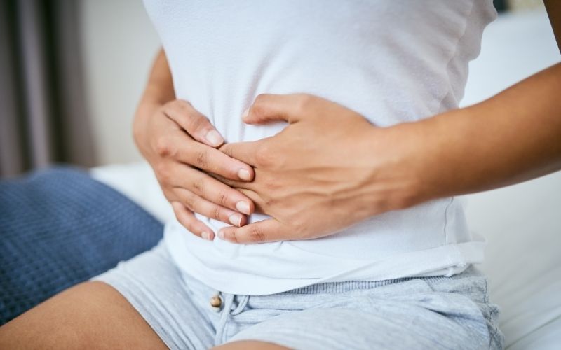 Khó chịu vùng chậu, chuột rút và đau buồng trứng là các triệu chứng phổ biến của u tế bào mầm buồng trứng.