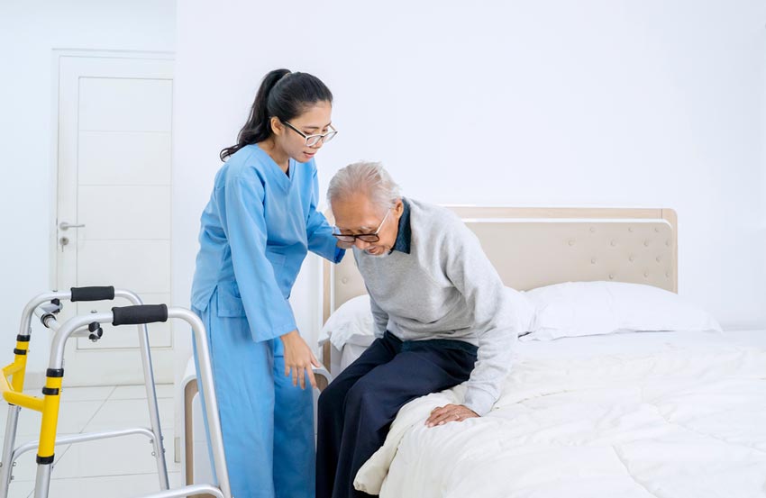 Hãy bắt đầu từ việc vận động trên giường, sau đó là xuống dưới đất và di chuyển nhiều hơn.