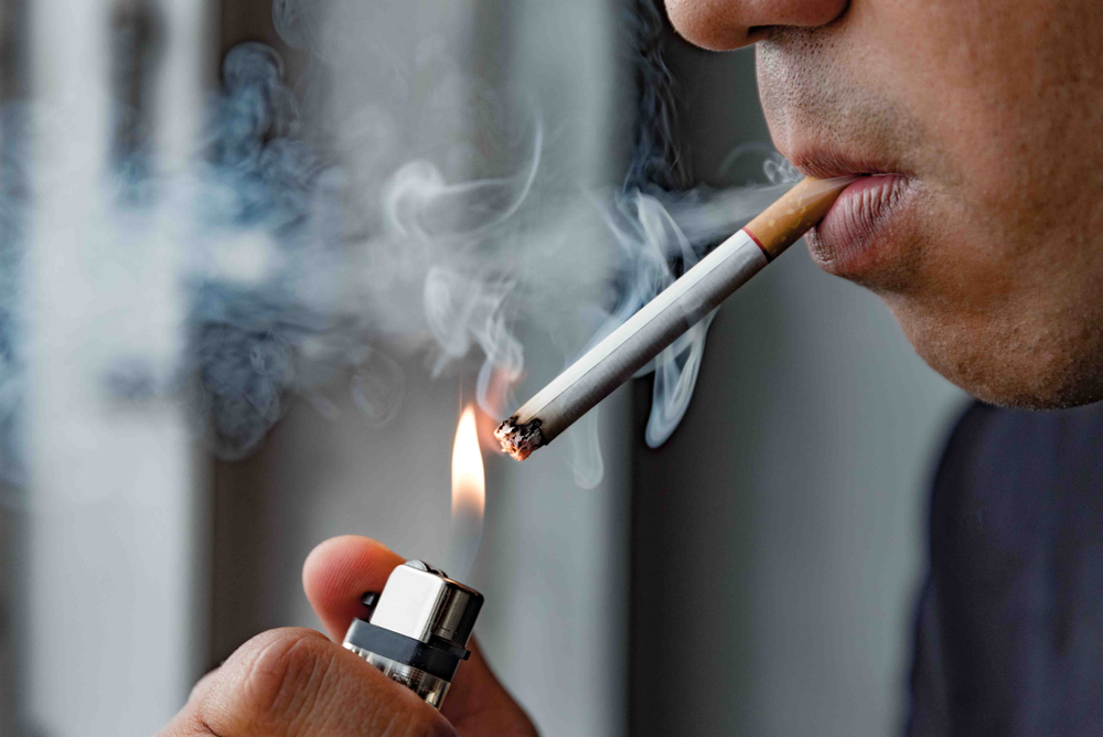 Hút thuốc làm tăng nguy cơ đột quỵ bằng cách thu hẹp các động mạch trong não