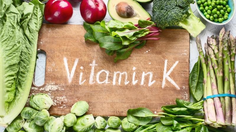 Vitamin K tham gia vào các quá trình chuyển hóa khoáng chất cho xương, duy trì chức năng não bộ 