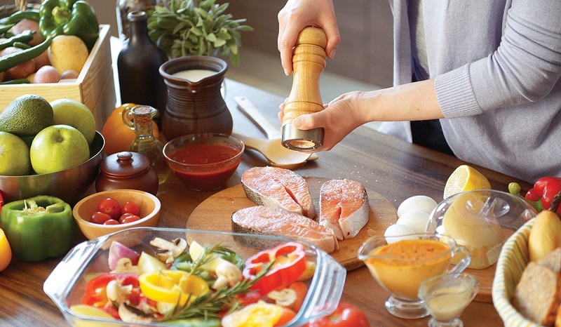 Đừng ăn hoặc chế biến thực phẩm quá mặn sẽ ảnh hưởng đến sức khỏe của bạn