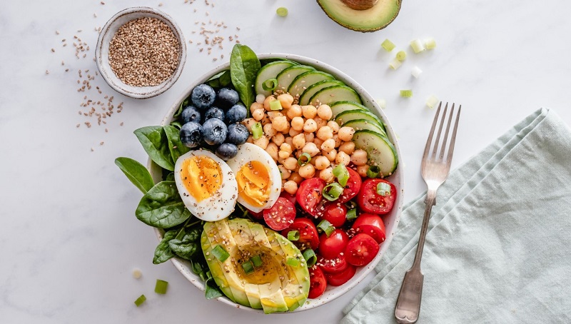  Bằng cách thay đổi chế độ ăn uống và lối sống, bạn có thể làm giảm cholesterol. 