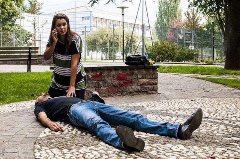 Nên gọi cấp cứu khi ai đó bị lên cơn đau tim