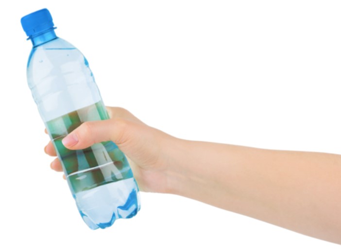 Sử dụng chai nước để thực hành các vài tập cho vai và cánh tay