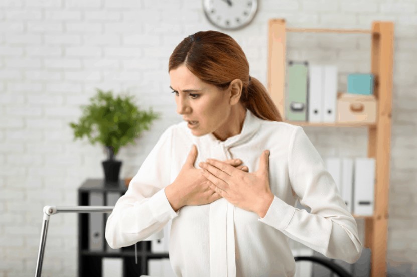 Các triệu chứng thường gặp khi bị đau tim là đau ngực nặng, căng tức, tim như bị đè ép bởi vật nặng.