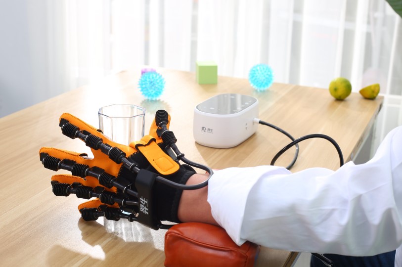 Loại găng tay này giúp tay cử động và thực hiện các thao tác để kích hoạt tính dẻo dai thần kinh